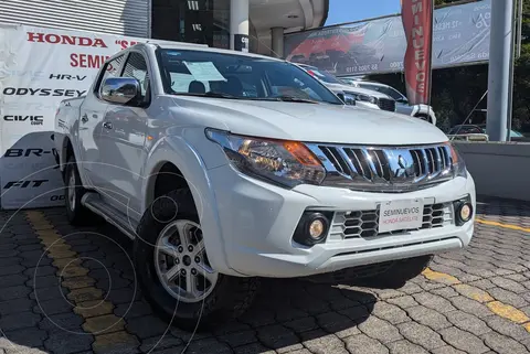 Mitsubishi L200 4x2 2.4L Cabina Doble usado (2018) color Blanco precio $278,000