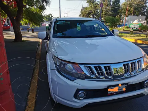 Mitsubishi L200 4x2 2.4L Cabina Doble usado (2019) color Blanco precio $276,900