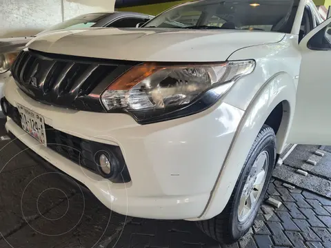 Mitsubishi L200 4x2 2.4L Cabina Doble usado (2018) color Blanco precio $295,000