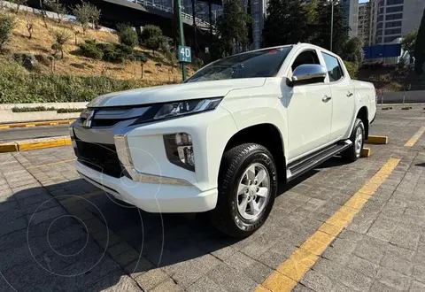 Mitsubishi L200 GLX 4x2 usado (2023) color Blanco financiado en mensualidades(enganche $106,000 mensualidades desde $10,000)