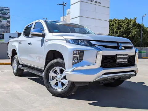 Mitsubishi L200 GLX 4x2 usado (2023) color plateado precio $415,000