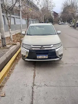 Mitsubishi Outlander GLX 2.0 4x2 usado (2018) color Blanco precio u$s28.000