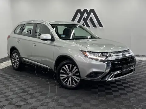 Mitsubishi Outlander ES usado (2020) color plateado precio $319,999