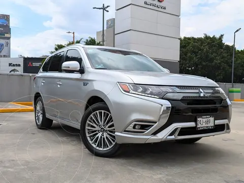 Mitsubishi Outlander Limited usado (2021) color plateado precio $580,000