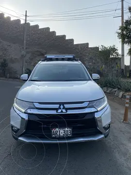 Mitsubishi Outlander 2.5L GLS CVT 7S 4x4 usado (2016) color Blanco precio u$s16,000