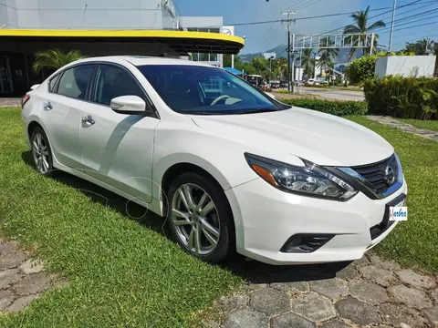Nissan Altima Exclusive usado (2017) color Blanco precio $299,000