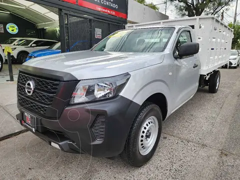 Nissan Estacas Largo TM5 usado (2022) color Plata financiado en mensualidades(enganche $133,318 mensualidades desde $8,288)