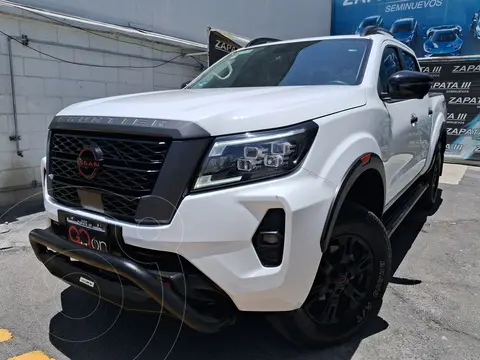 Nissan Frontier  Pro 4X 4x4 Aut usado (2023) color Blanco financiado en mensualidades(enganche $182,302 mensualidades desde $13,941)