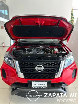 foto Nissan Frontier  LE Aut nuevo color Rojo precio $644,900