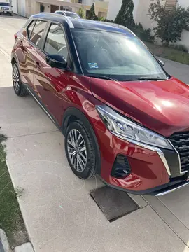 Nissan Kicks Bitono Aut usado (2023) color Rojo precio $410,000