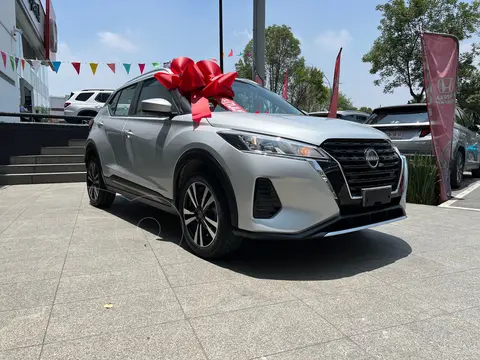 Nissan Kicks Advance usado (2023) color plateado precio $327,000