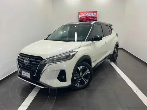 Nissan Kicks Platinum Bi-tono Aut usado (2024) color Blanco financiado en mensualidades(enganche $103,400 mensualidades desde $10,200)