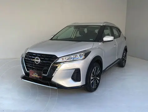 Nissan Kicks Advance usado (2023) color plateado precio $289,000