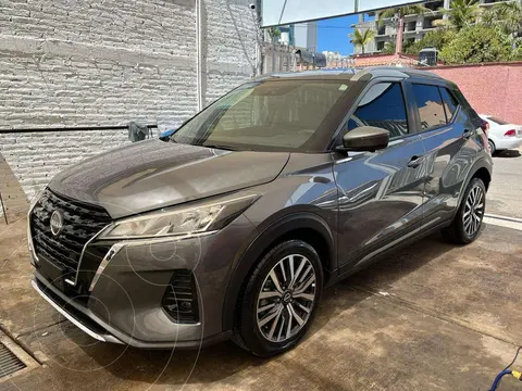 Nissan Kicks Exclusive Aut usado (2023) color Gris precio $390,000