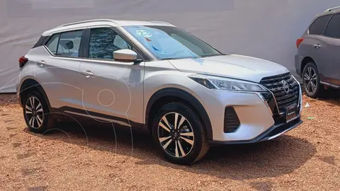 Nissan Kicks Advance usado (2023) color plateado precio $349,000