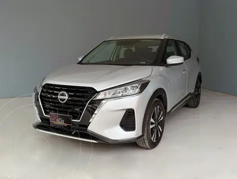 Nissan Kicks Advance usado (2023) color plateado precio $289,000