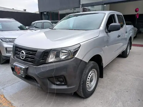 Nissan NP300 Doble Cabina SE A/A Paq. de Seg. usado (2020) color plateado precio $355,000