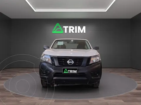 Nissan NP300 Doble Cabina SE A/A Paq. de Seg. usado (2020) color Blanco precio $246,200