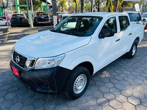 Nissan NP300 2.4L Doble Cabina SE A/A Paquete de Seguridad usado (2020) color Blanco financiado en mensualidades(enganche $93,256 mensualidades desde $8,283)