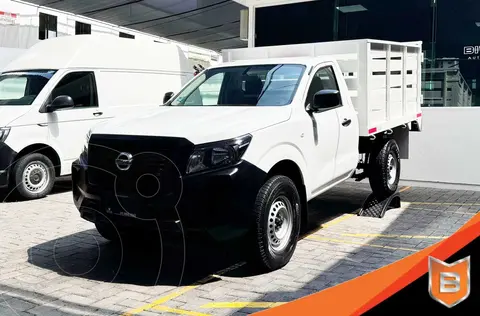 Nissan NP300 Estacas usado (2022) color Blanco precio $399,900