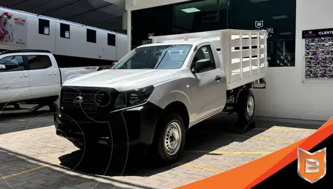 Nissan NP300 Estacas usado (2022) color Plata precio $389,900