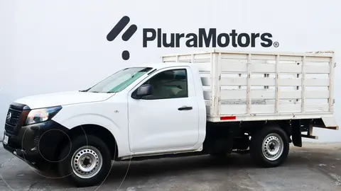 Nissan NP300 Estacas usado (2021) color Blanco financiado en mensualidades(enganche $83,380 mensualidades desde $7,104)