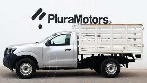 Nissan NP300 Estacas VDC usado (2022) color plateado financiado en mensualidades(enganche $87,780 mensualidades desde $7,479)