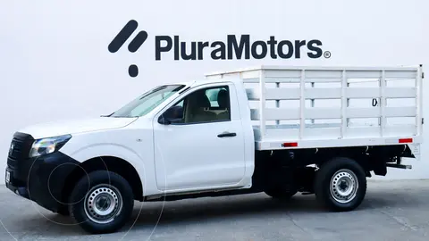 Nissan NP300 2.5L TDi Estacas Doble Cabina 4x4 usado (2022) color Blanco precio $399,000