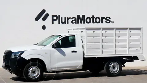 Nissan NP300 Estacas usado (2021) color Blanco financiado en mensualidades(enganche $83,380 mensualidades desde $7,104)