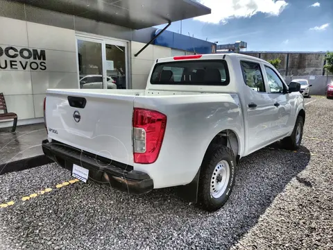 foto Nissan NP300 2.4L Doble Cabina SE A/A Paquete de Seguridad usado (2020) color Blanco precio $374,100