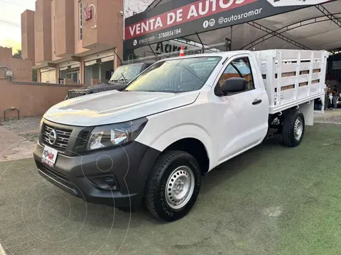 Nissan NP300 2.5L Chasis Cabina Dh A/A usado (2019) color Blanco precio $299,999