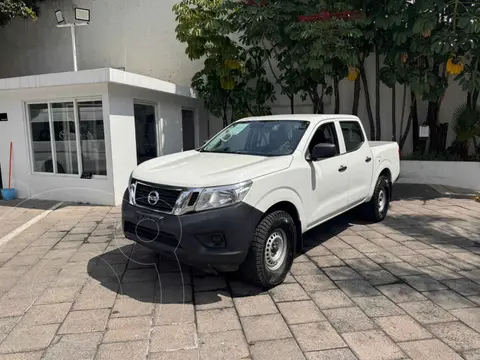 Nissan NP300 2.4L Doble Cabina Lujo usado (2020) color Blanco precio $370,000