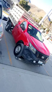 Nissan NP300 2.5L Estacas Dh usado (2018) color Rojo precio $180,000