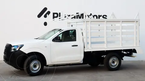 Nissan NP300 Estacas usado (2021) color Blanco financiado en mensualidades(enganche $83,380 mensualidades desde $7,104)