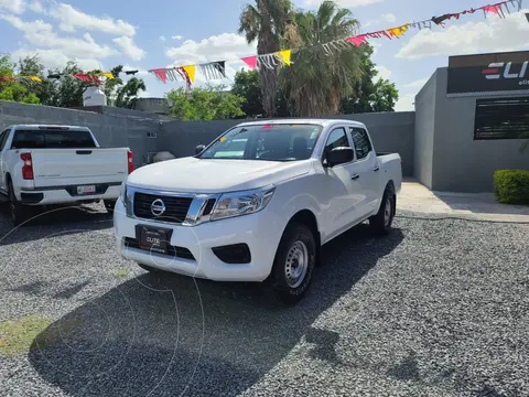 Nissan NP300 2.4L Doble Cabina SE A/A Paquete de Seguridad usado (2020) color Blanco precio $309,900