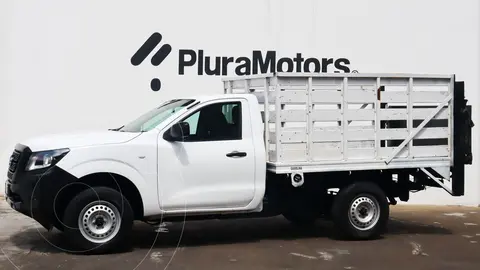 Nissan NP300 Estacas usado (2021) color Blanco financiado en mensualidades(enganche $86,900 mensualidades desde $7,404)