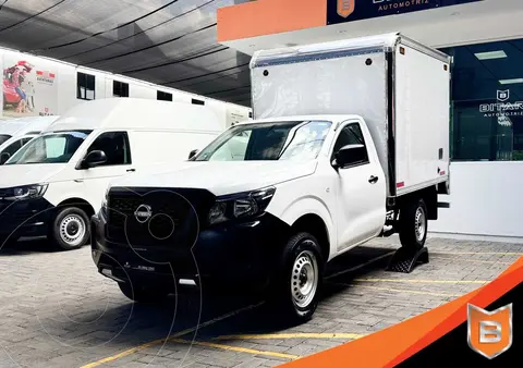 Nissan NP300 Estacas usado (2023) color Blanco precio $399,900