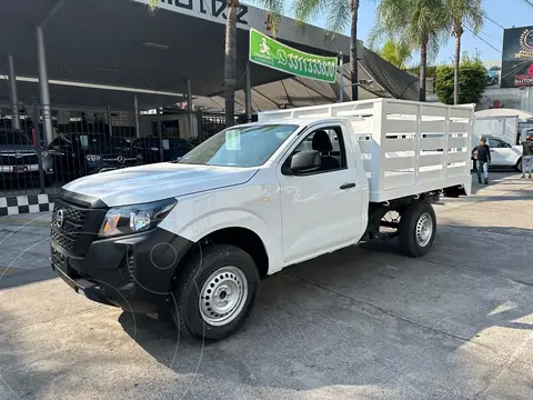 Nissan NP300 Estacas usado (2023) color Blanco financiado en mensualidades(enganche $119,750 mensualidades desde $10,130)