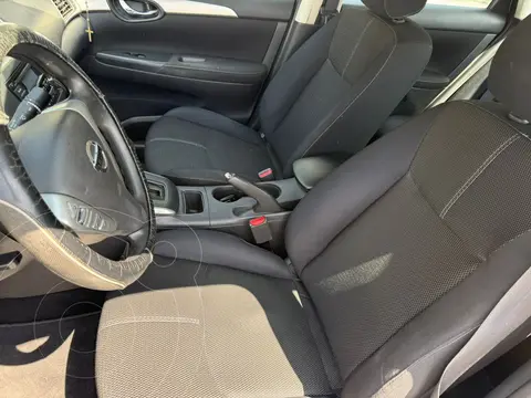 Nissan Sentra Sense Aut usado (2017) color plateado precio $180,000