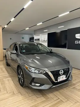 Nissan Sentra Advance usado (2023) color plateado precio $344,888