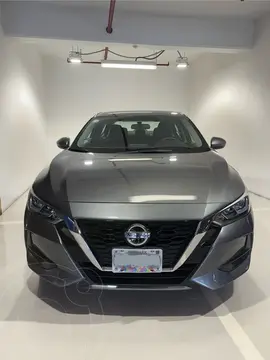 Nissan Sentra Sense Aut usado (2022) color Gris Oxford precio $300,000