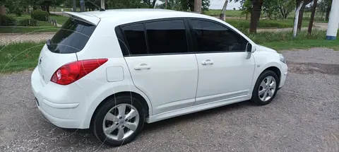 Nissan Tiida Hatchback Tekna usado (2014) color Blanco precio $10.000.000