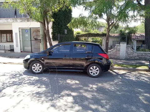 Nissan Tiida Visia usado (2013) color Negro precio $9.300.000