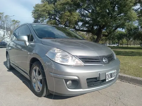 Nissan Tiida Tekna usado (2014) color Gris precio $14.000.000