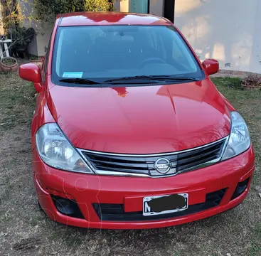 Nissan Tiida Visia usado (2014) color Rojo precio $13.000.000