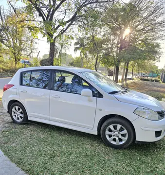Nissan Tiida Acenta usado (2013) color Blanco precio $10.000.000