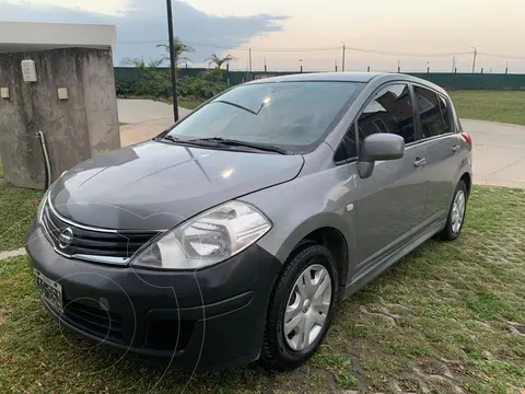 Nissan Tiida Visia usado (2011) color Gris precio $8.000.000