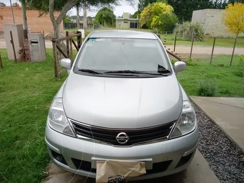 Nissan Tiida Visia usado (2011) color Gris precio $10.000.000