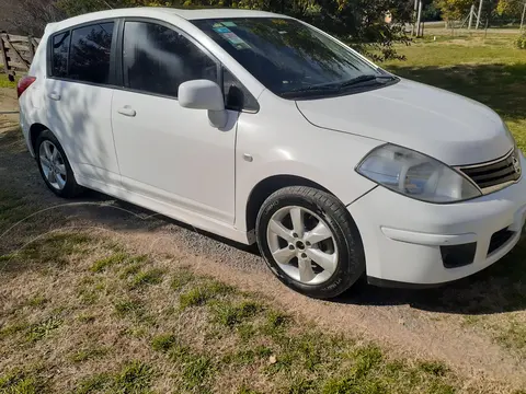 Nissan Tiida Acenta usado (2014) color Blanco precio $13.000.000