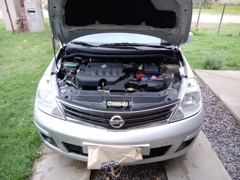 Nissan Tiida Visia usado (2011) color Gris precio $12.000.000